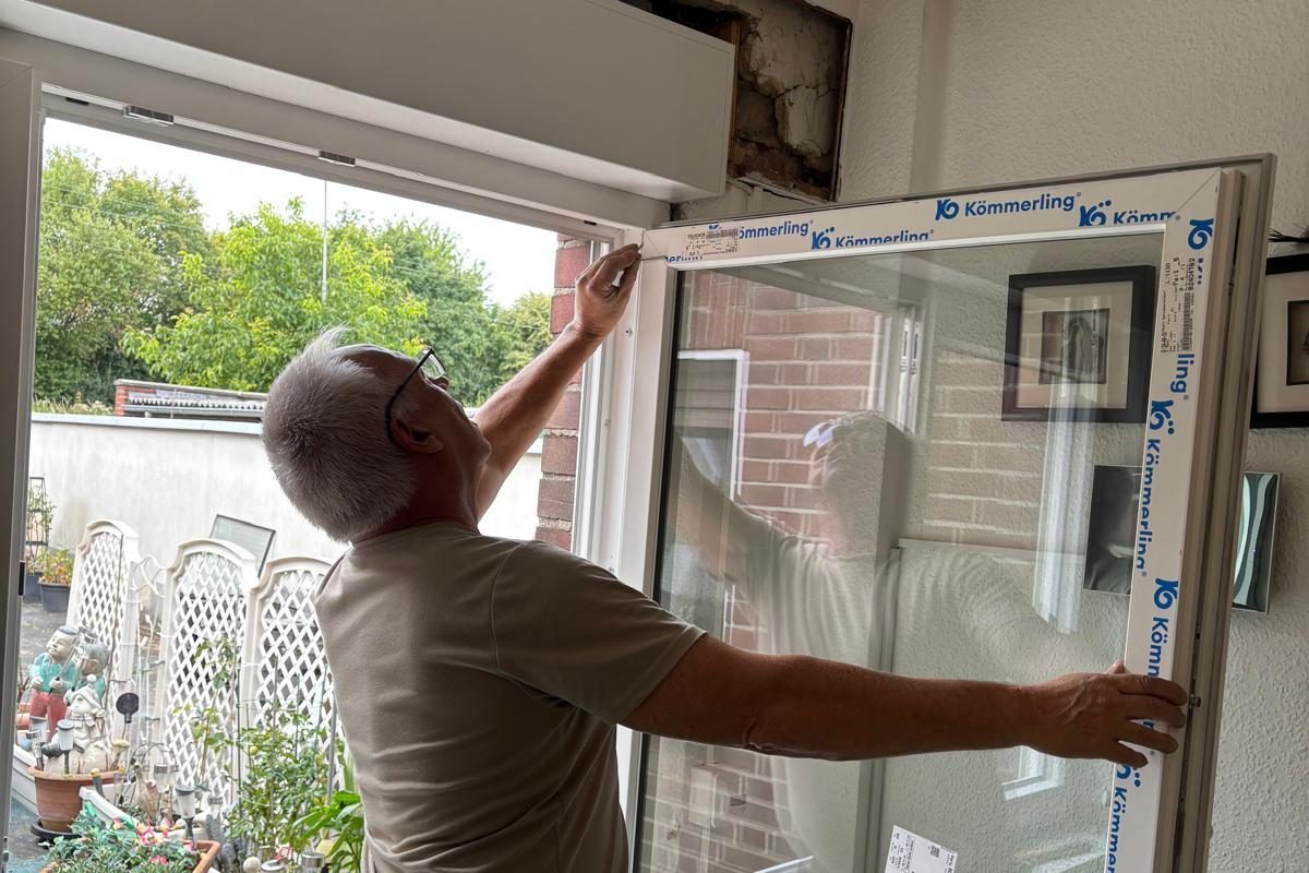 Monteur hebt einen Fensterflügel aus dem Rahmen