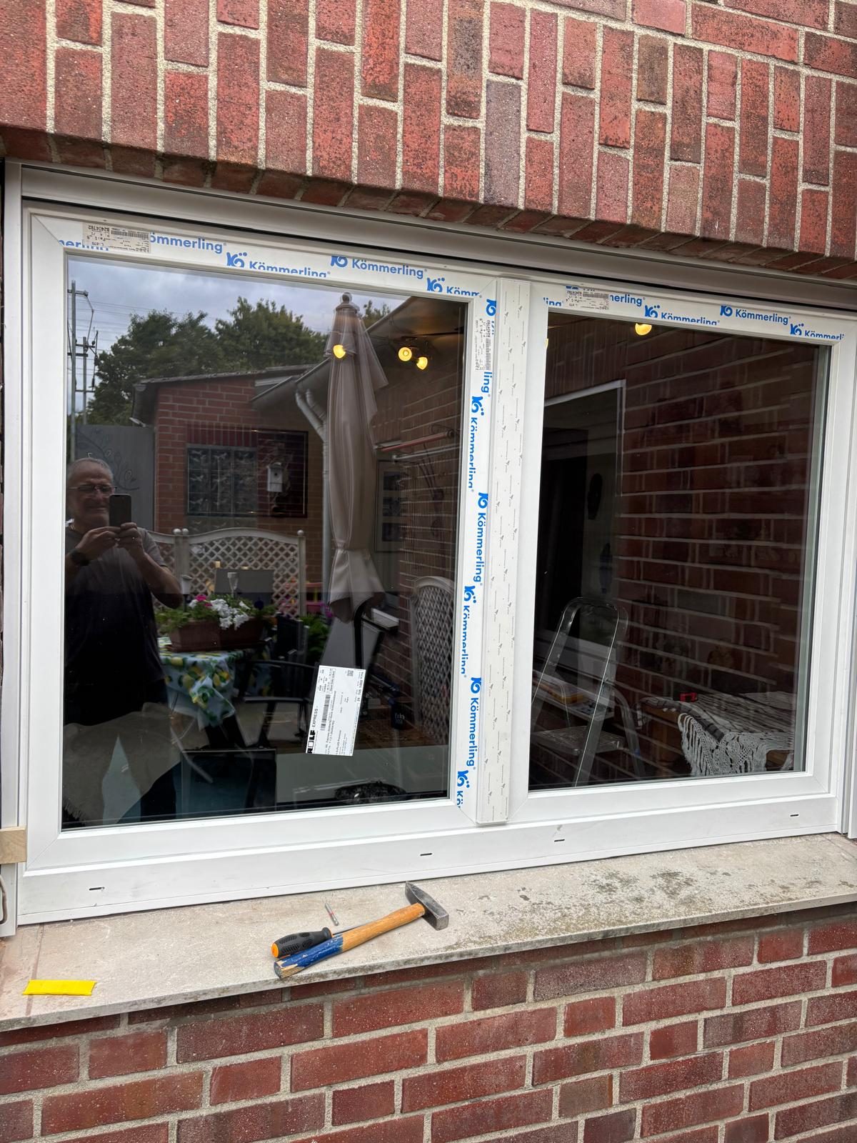 Fertig eingebautes Fenster in einer Klinkerfassade